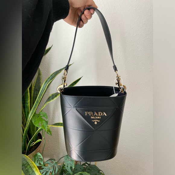 PRADA LOGO PLAQUE BUCKET BAG IN BLACK 1BE048 - Picture 4 of 16